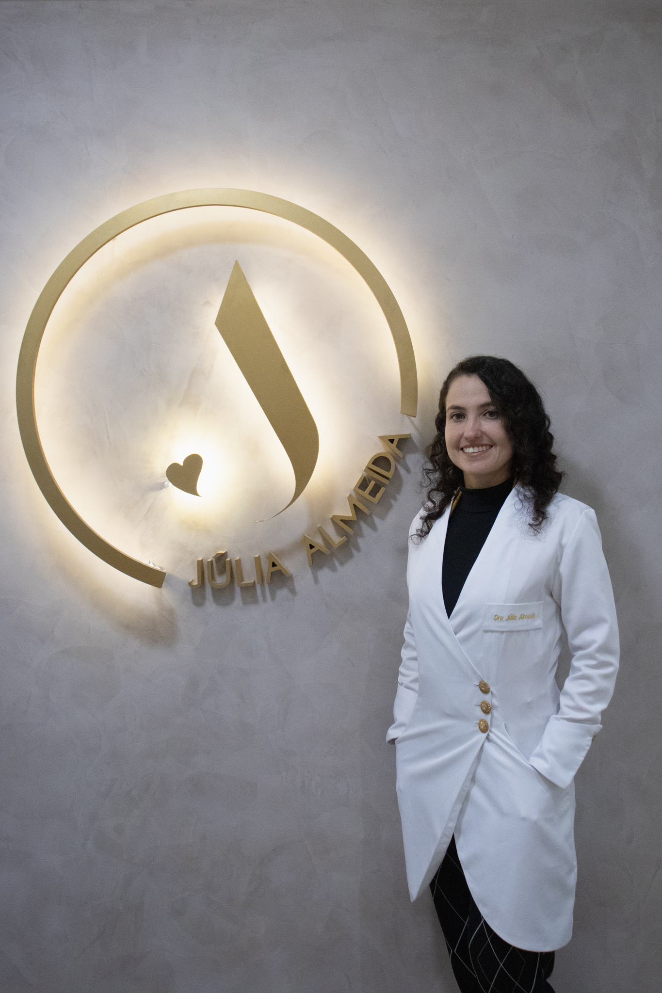 Dra. Júlia Almeida, otorrinolaringologista particular em Niterói, no consultório em Icaraí